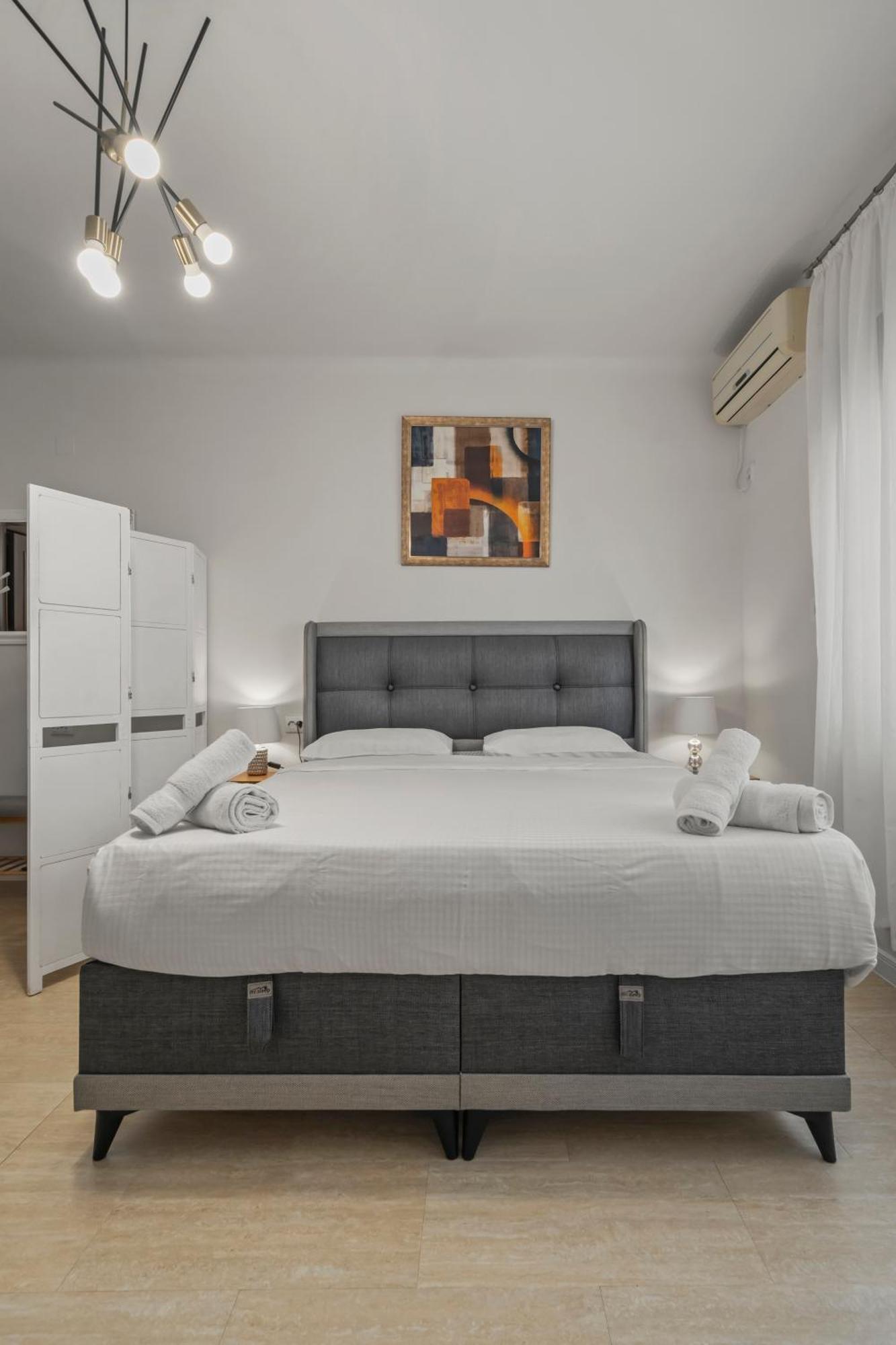 Upscale Studio, Walking Distance From The Old Town Bukarest Exteriör bild